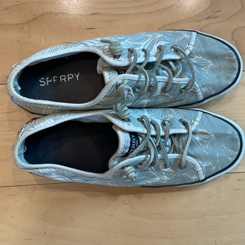 Women’s Sperry canvas tennis shoes.